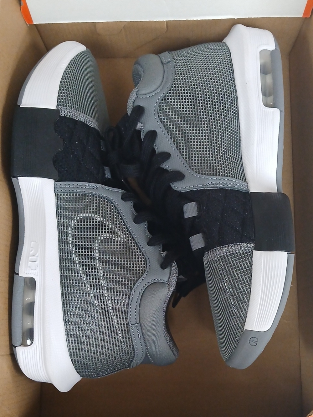 7.5m Lebron Witness 8 Grey Athletic Sneakers with Air Cushioning